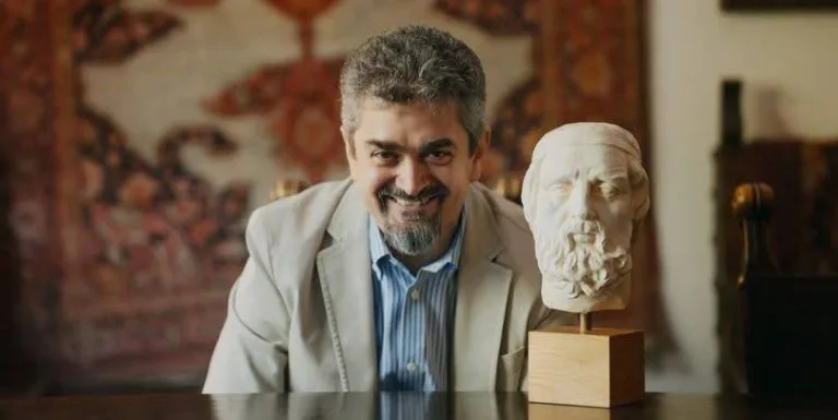 Theodor Paleologu vine la Baia Mare pentru o întâlnire cu o temă provocatoare: „Ce ne facem cu atâția proști?”