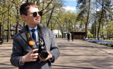 Gabriel Roman, elev de clasa a IV-a, își prezintă fotografiile la Biblioteca Județeană „Petre Dulfu” din Baia Mare