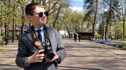 Gabriel Roman, elev de clasa a IV-a, își prezintă fotografiile la Biblioteca Județeană „Petre Dulfu” din Baia Mare