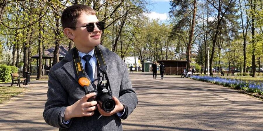 Gabriel Roman, elev de clasa a IV-a, își prezintă fotografiile la Biblioteca Județeană „Petre Dulfu” din Baia Mare