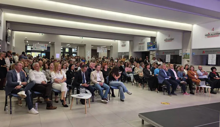 Interes ridicat la Baia Mare pentru cursul „Părinți informați. Adolescenți protejați”