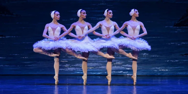 Magia baletului clasic ajunge la Baia Mare cu celebra poveste „Lacul Lebedelor”