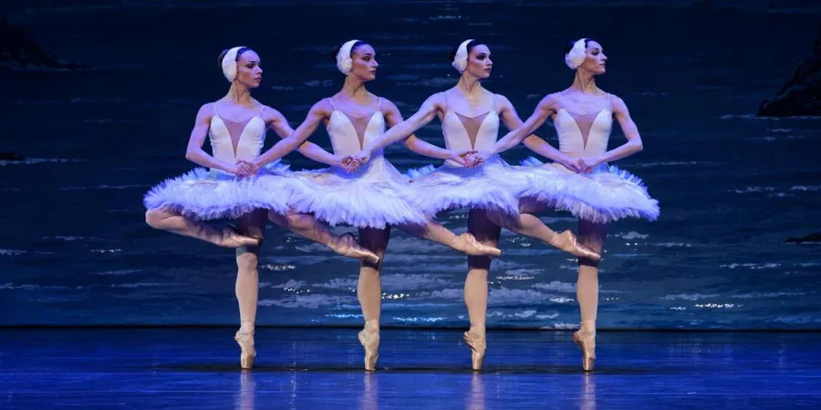 Magia baletului clasic ajunge la Baia Mare cu celebra poveste „Lacul Lebedelor”
