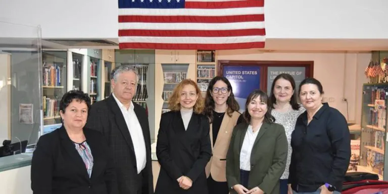 Reprezentante ale Ambasadei SUA, în vizită la Biblioteca Județeană „Petre Dulfu” din Baia Mare