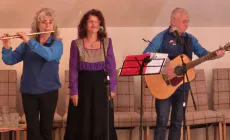 Muzică folk, poezie și emoție la Centrul CASPEV din Baia Mare, într-un spectacol dedicat seniorilor