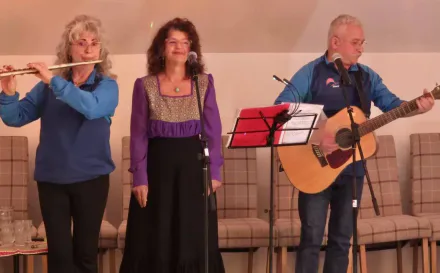 Muzică folk, poezie și emoție la Centrul CASPEV din Baia Mare, într-un spectacol dedicat seniorilor