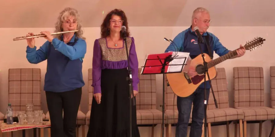 Muzică folk, poezie și emoție la Centrul CASPEV din Baia Mare, într-un spectacol dedicat seniorilor