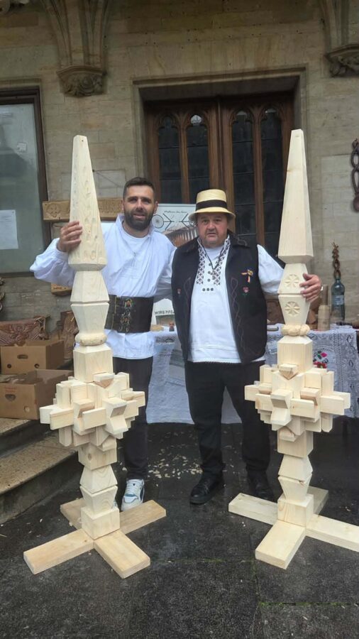 Sculptorii Ionuț Hodor și Sabin Bumb au reprezentat Maramureșul la Bruxelles, în cadrul Săptămânii Brâncuși
