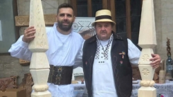 Sculptorii Ionuț Hodor și Sabin Bumb au reprezentat Maramureșul la Bruxelles, în cadrul Săptămânii Brâncuși