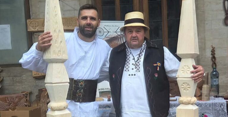 Sculptorii Ionuț Hodor și Sabin Bumb au reprezentat Maramureșul la Bruxelles, în cadrul Săptămânii Brâncuși